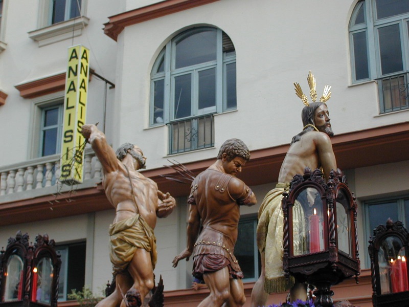 statues of men playing tennis outside of a el