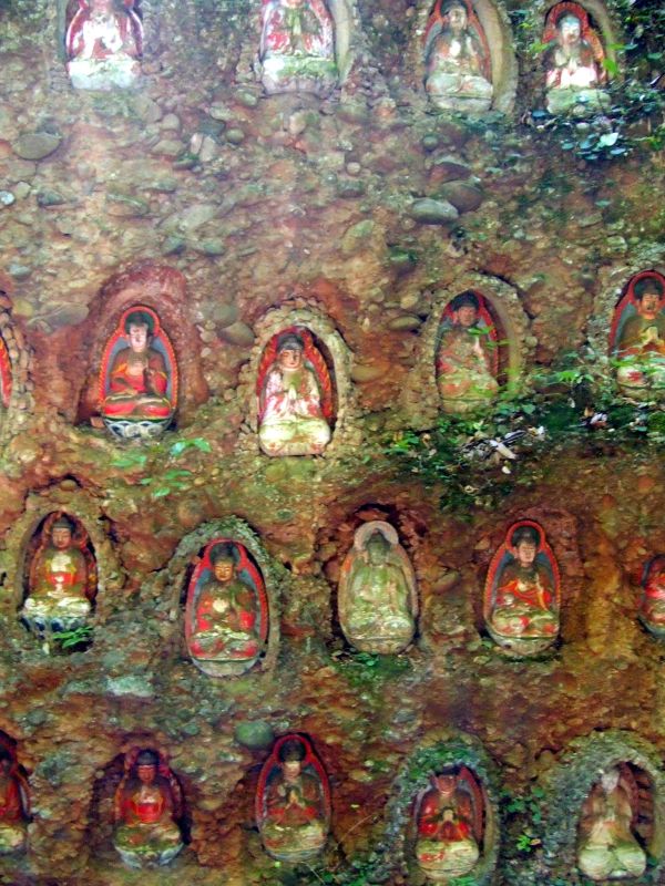 a bunch of buddhas are seen in this image
