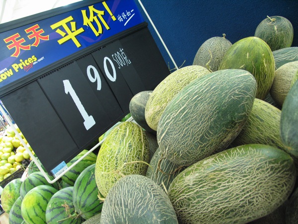 the green melon is piled up at the grocery store