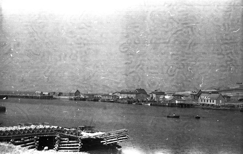 a lake filled with boats and lots of buildings