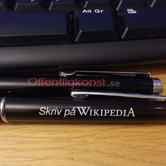 there is two pens next to the keyboard