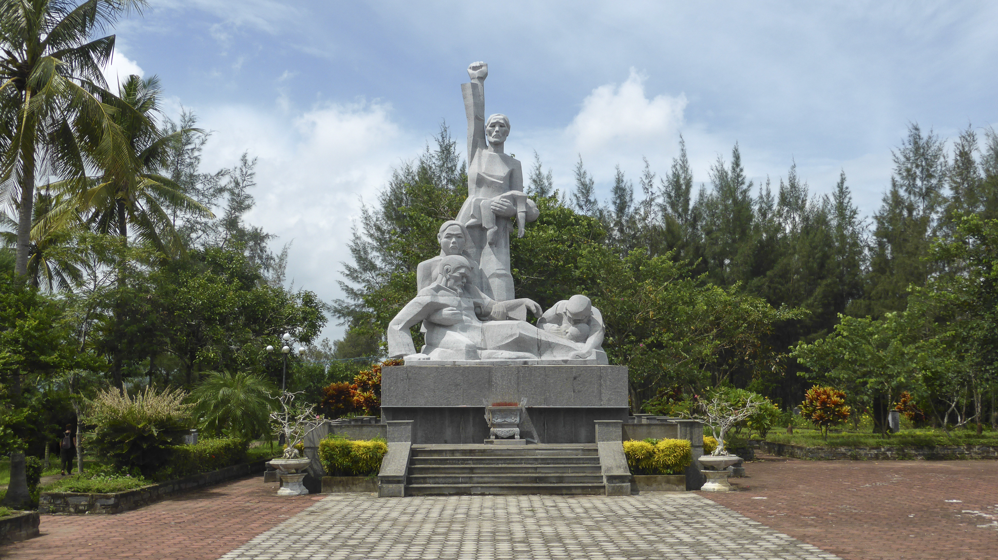 an image of a statue in the middle of the park