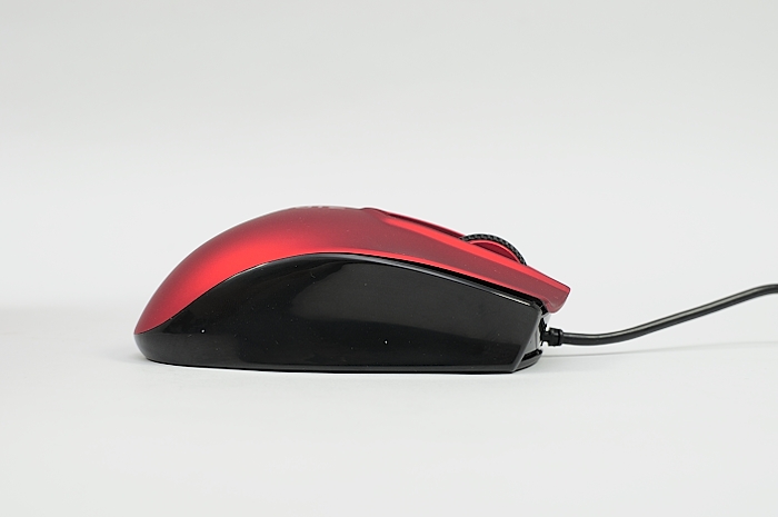 a computer mouse with red highlights on the left side of the mouse