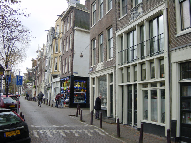 a number of vehicles on a city street