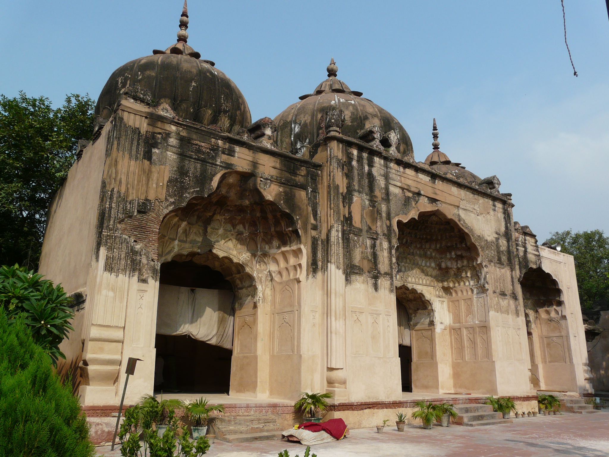 an old building has arches and minas in the roof