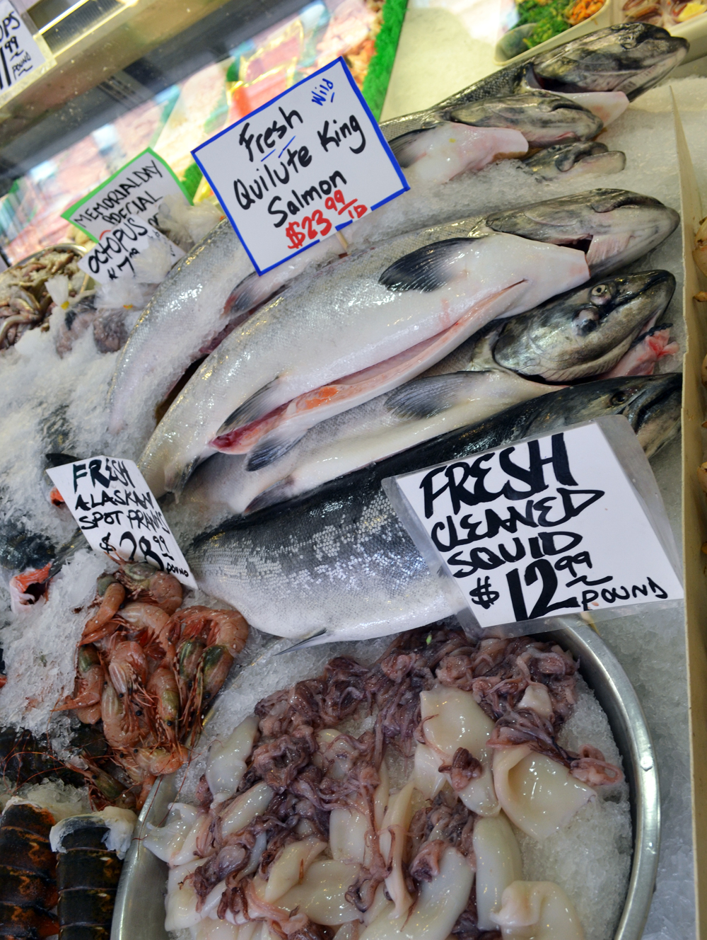 fish are shown in the front window of a market
