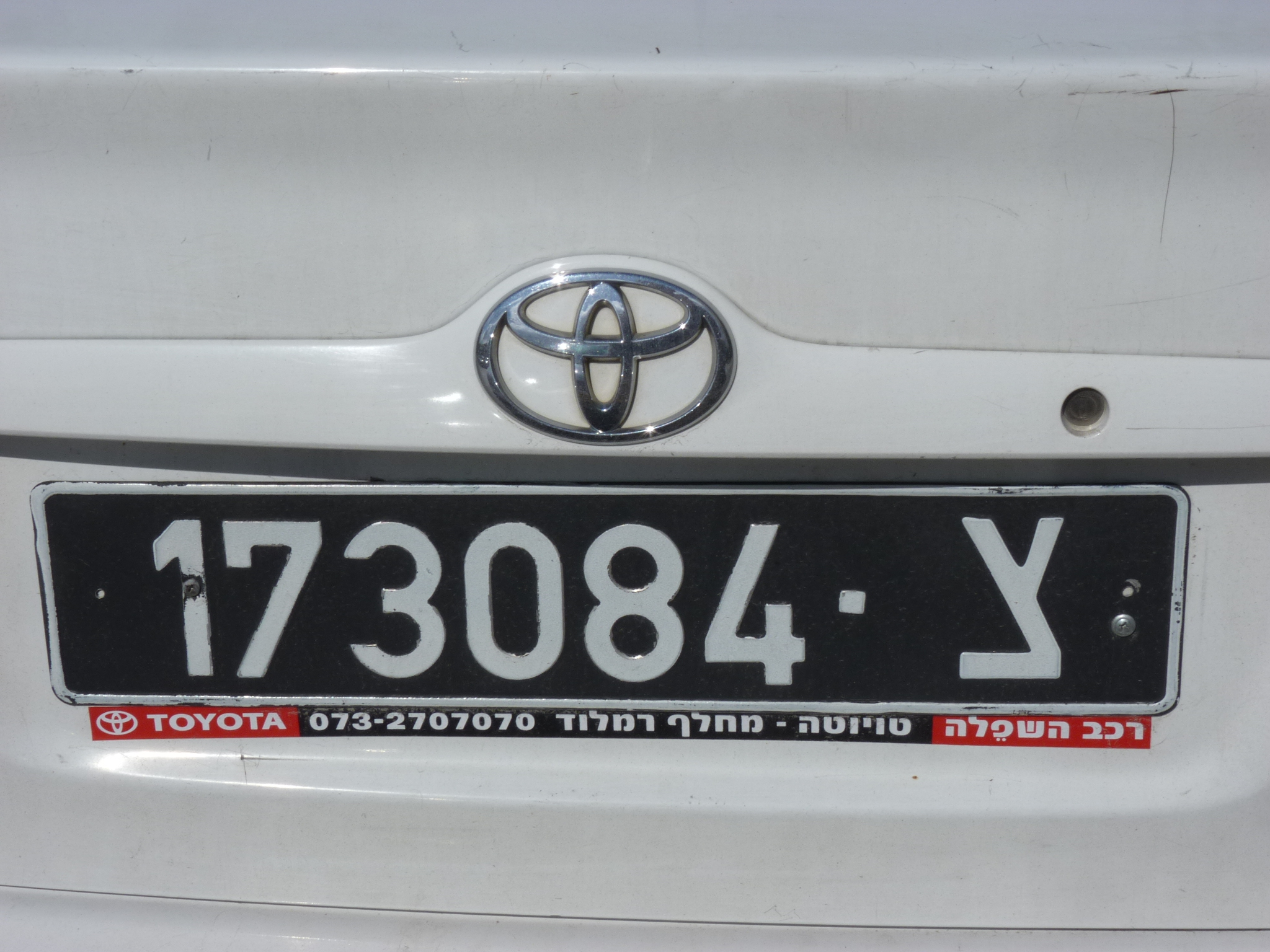 a plate that reads toyota with the number y on it