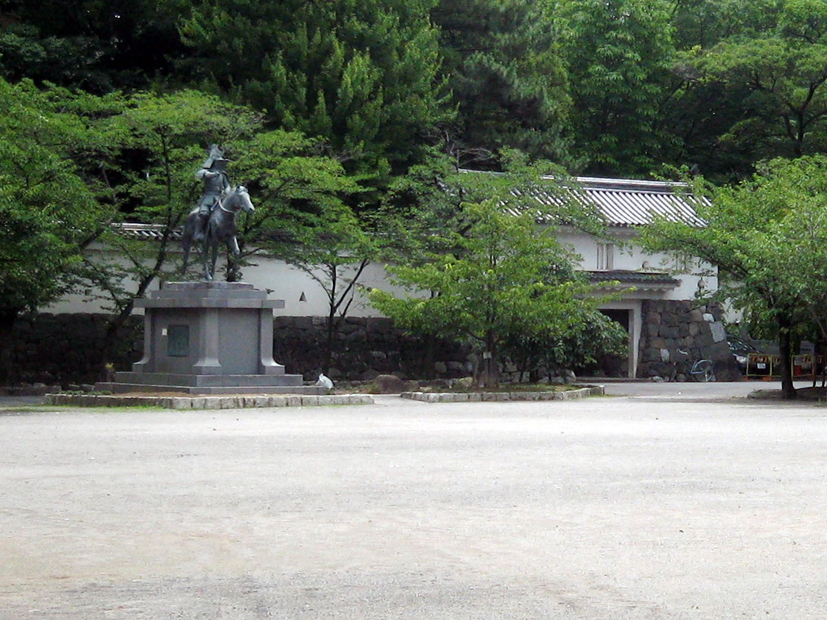 there is a stone monument with a statue in front