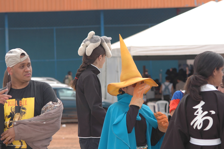 there are people standing outside with many hats on