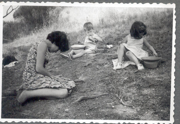 an old po shows three women and two baby girls