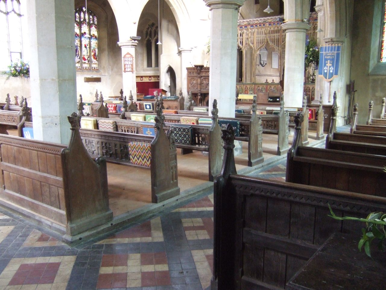 an empty church with pews inside of it