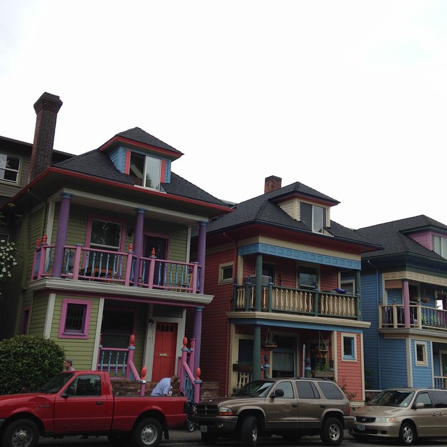 a row of houses with many different colors on the top