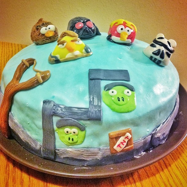 a cake has five angry birds on top