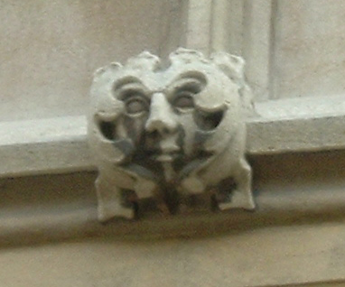 a lion's head is on the corner of a wall