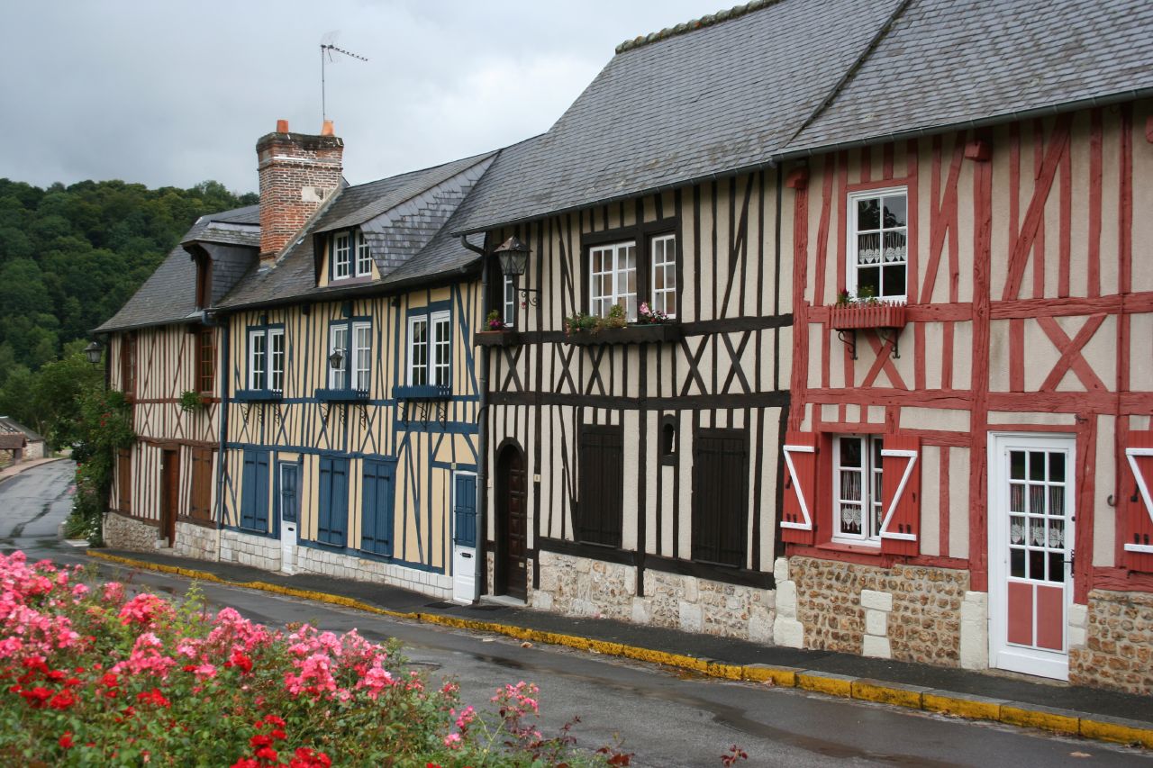 the exterior of two houses in europe