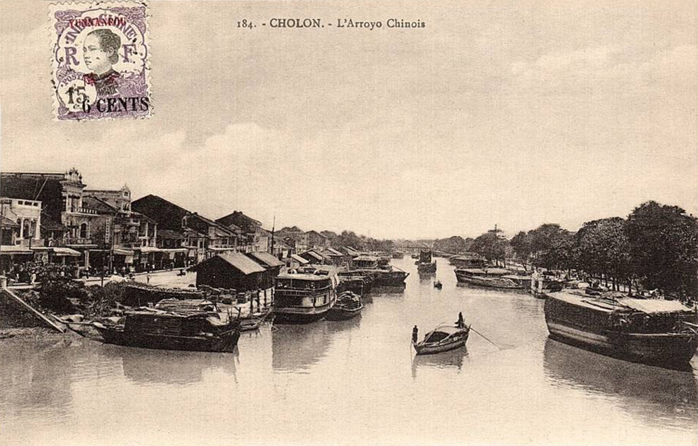 a very old po of a river with some boats