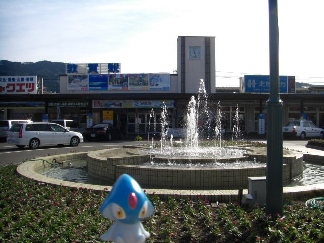 a water fountain in front of a shopping center