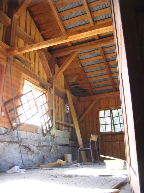 the interior of an unfinished attic with beams and other tools