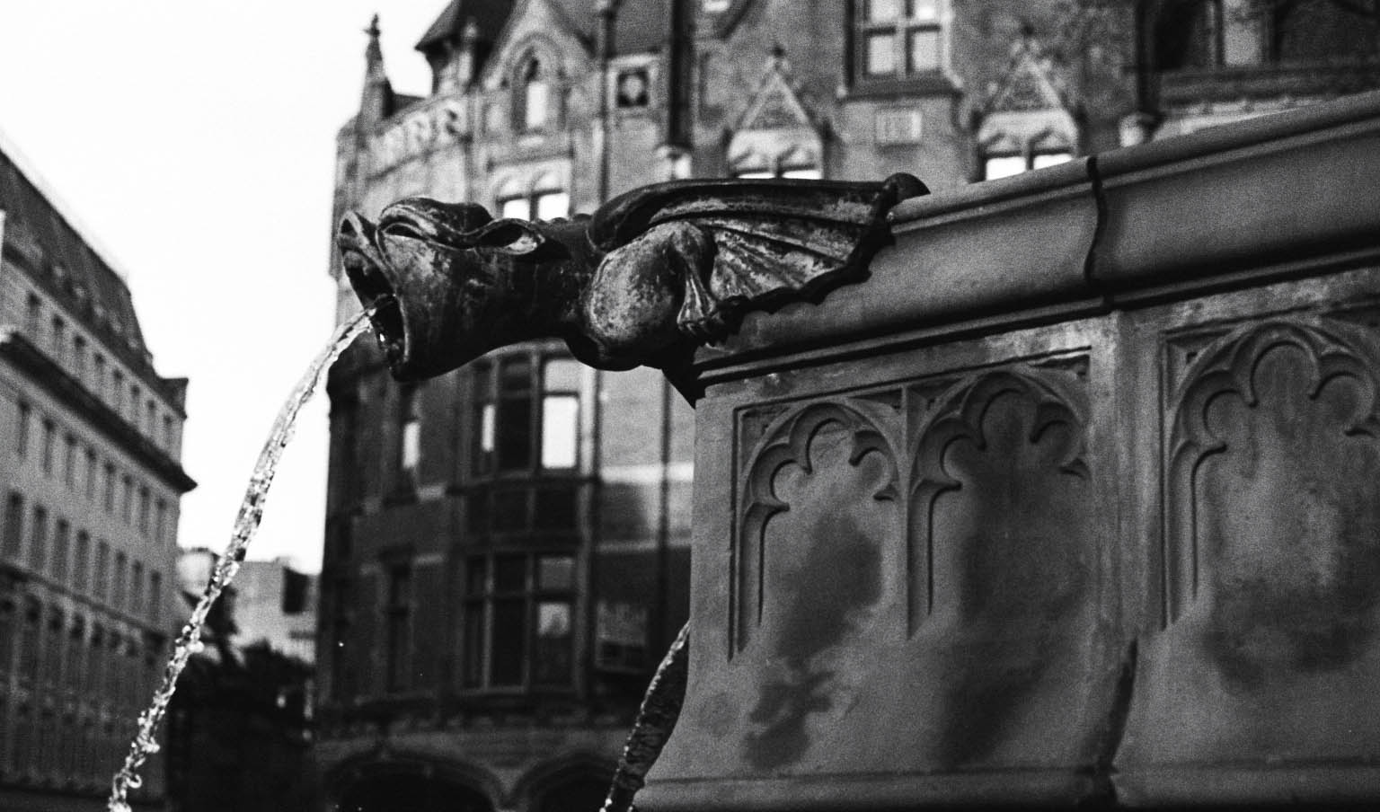 a very pretty building and some water in the fountain