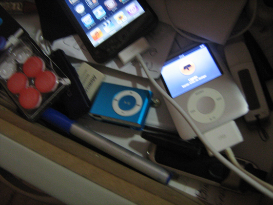 there is a ipod, ipod, and two other electronics in this po
