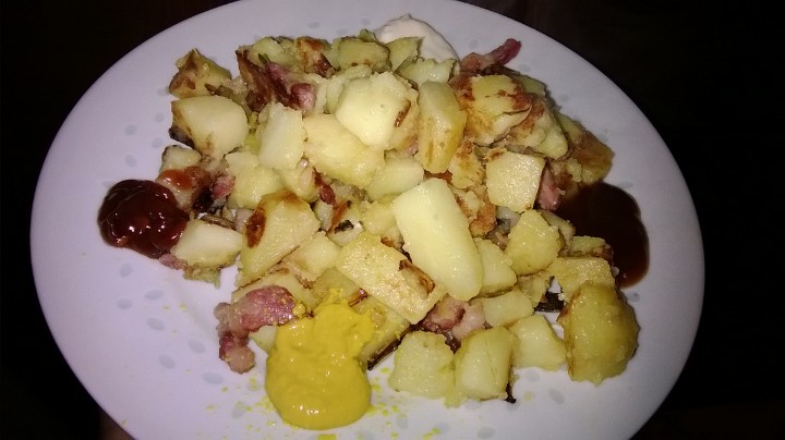 a pile of potatoes that are on a plate