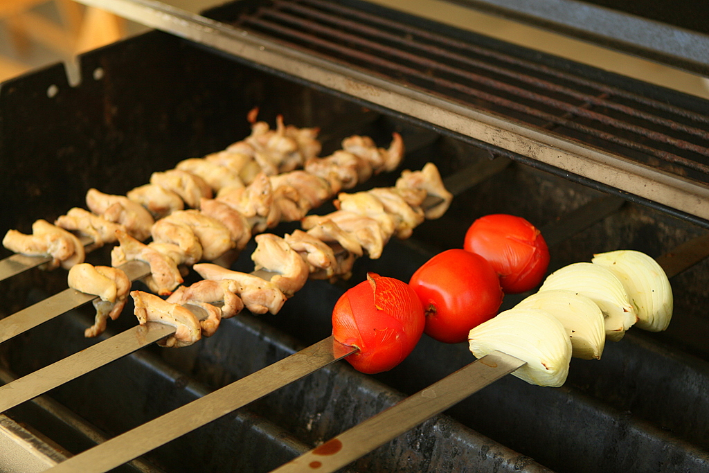 there are chicken and vegetables on the grill