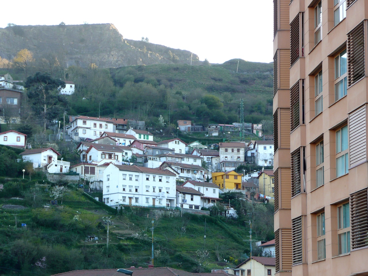 a city sitting on the side of a hillside