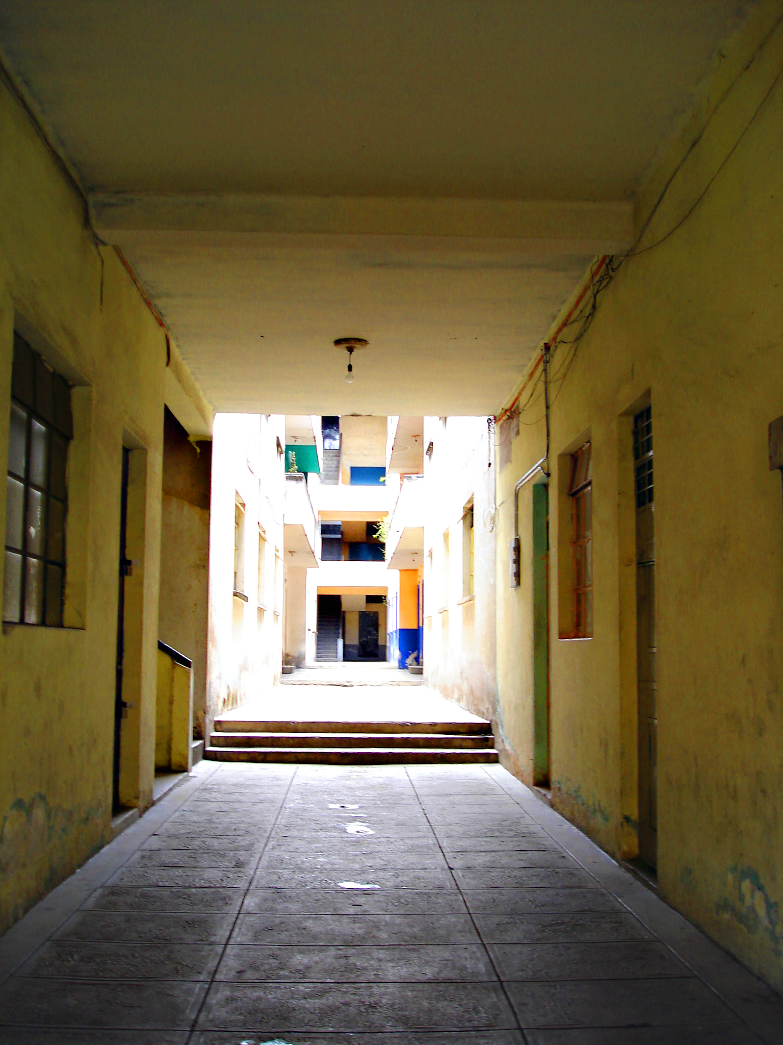 an empty hallway is shown in this image