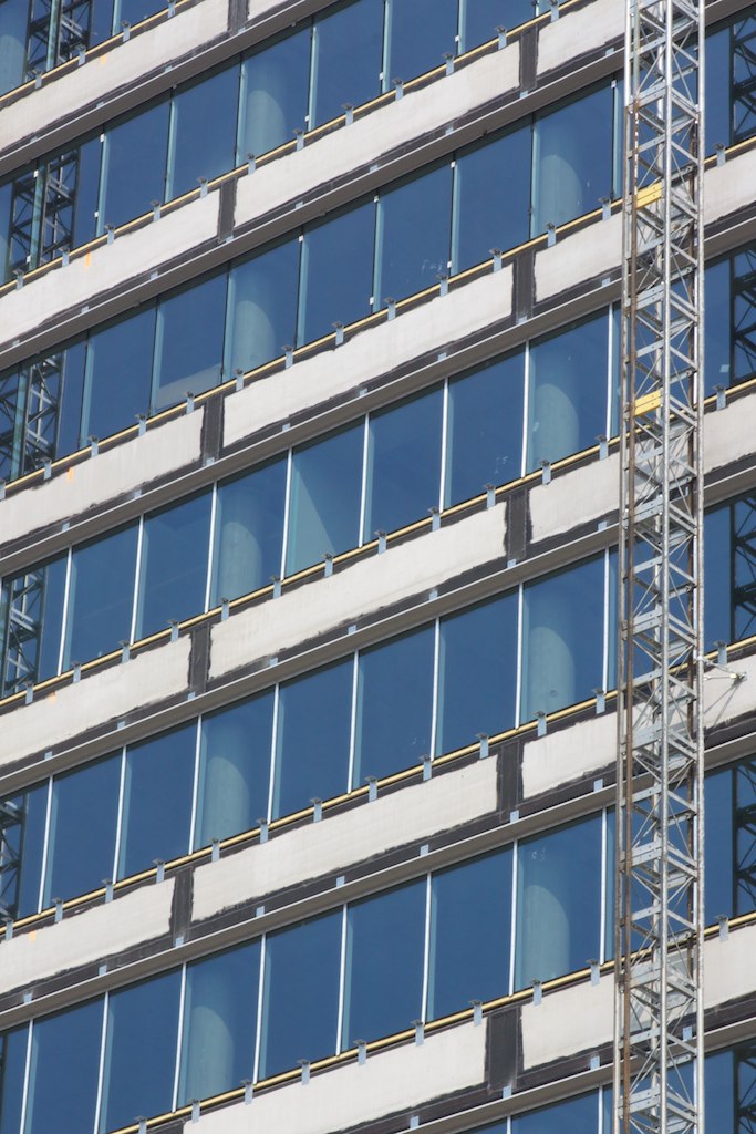 the side of a tall building with many windows