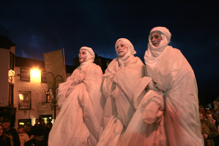 some white statues are shown in the city