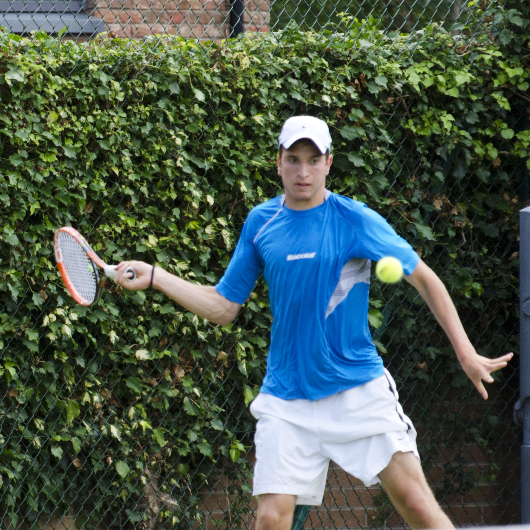 the man is holding his tennis racket and playing tennis