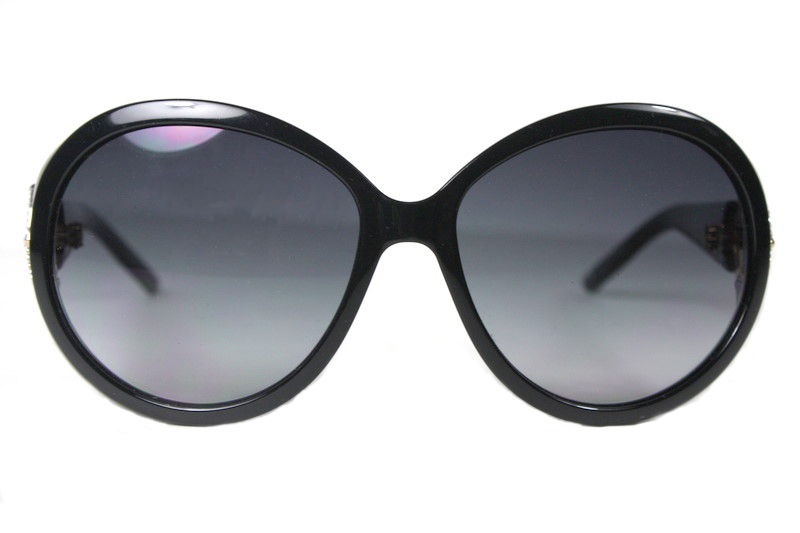 the woman's black sunglasses have a metal temple and temples