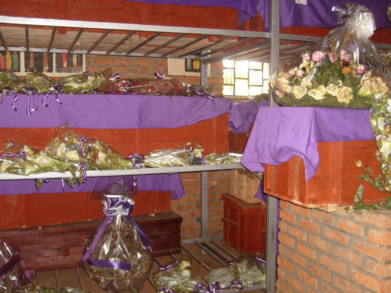 the purple and purple table cloths are next to the flowers