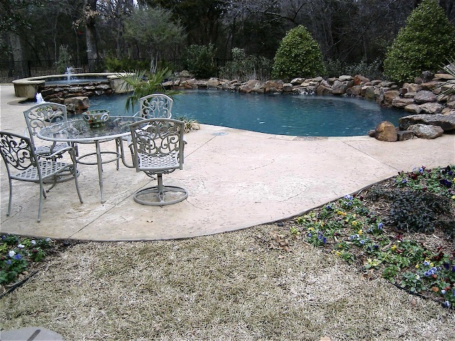 a small backyard is shown with an outdoor table and chairs