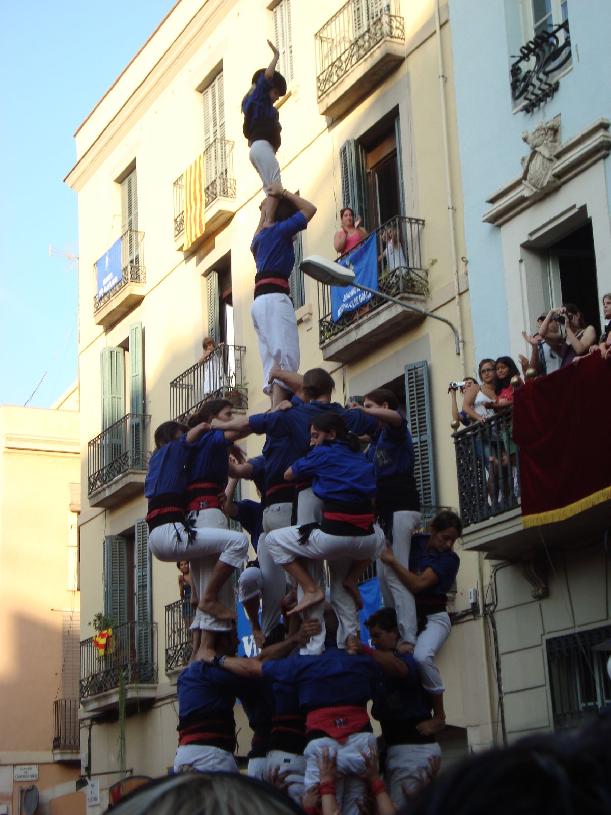 the young people are balancing on the steps