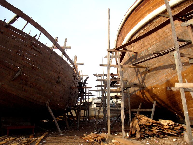 wooden planks on the side of a boat near a wooden platform