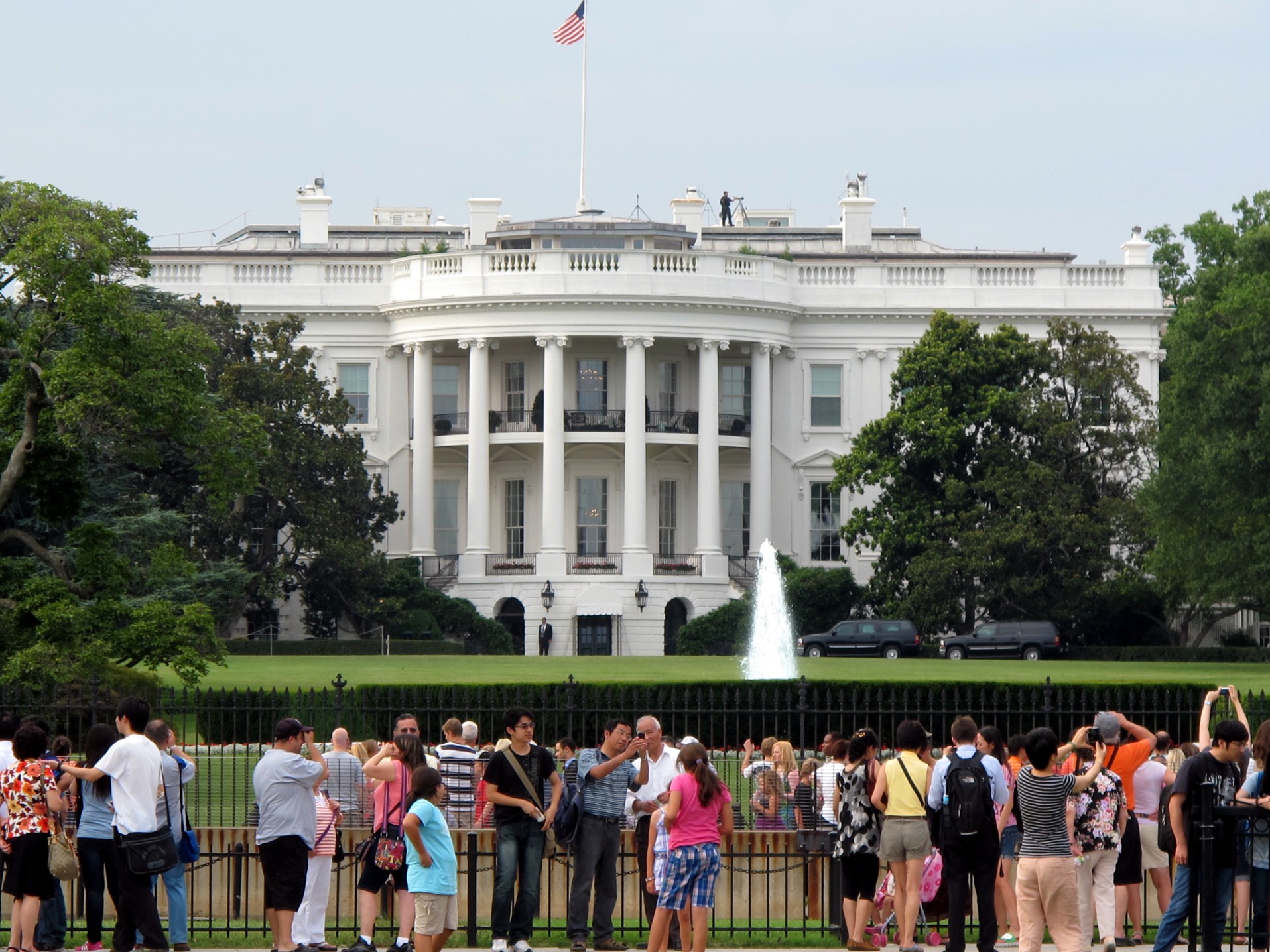 several people are lined up outside the white house