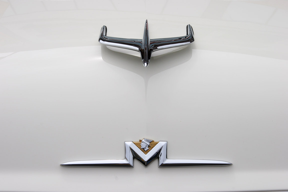 the front of an old classic car with the m on the grill emblem