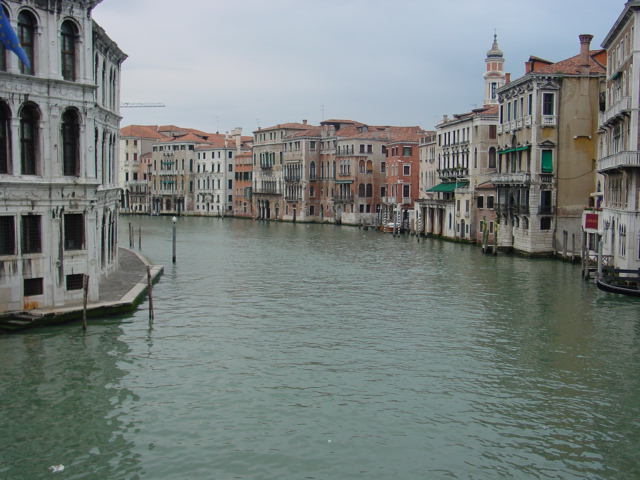 some buildings that are along a river