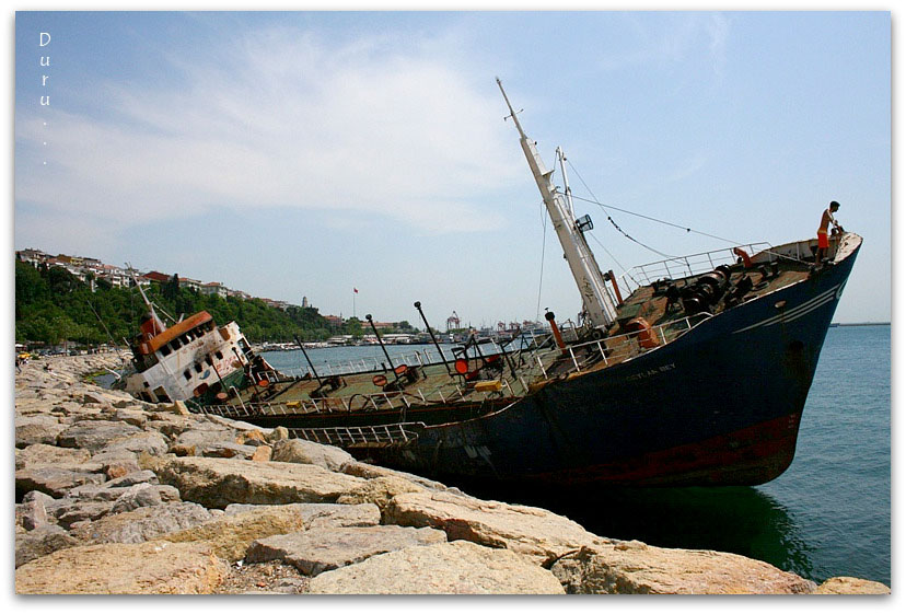 the boat is being pulled up to the shore by the rocks