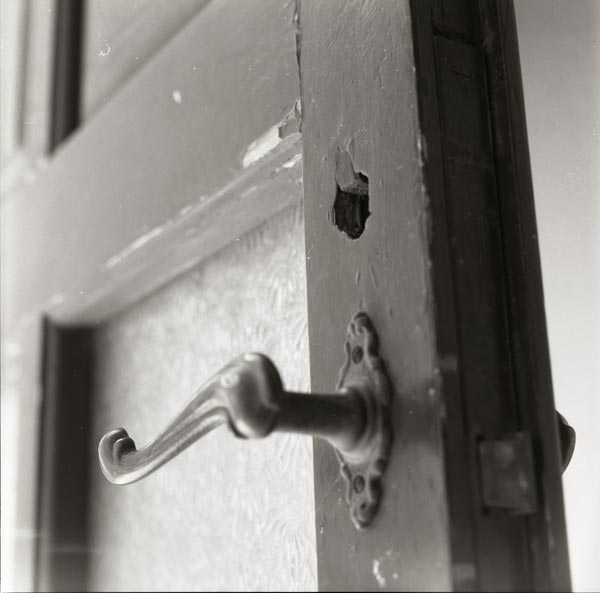 an old fashioned door handle attached to the side of a building