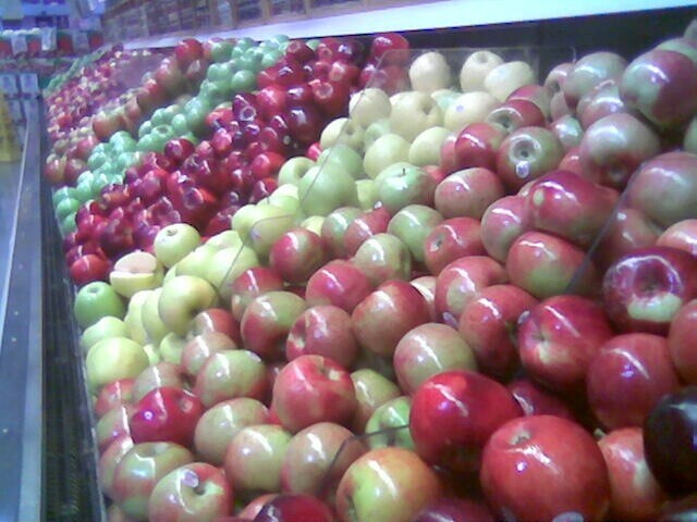 a display in a supermarket filled with lots of apples