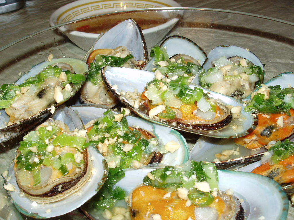 a bowl filled with some large steamed shells