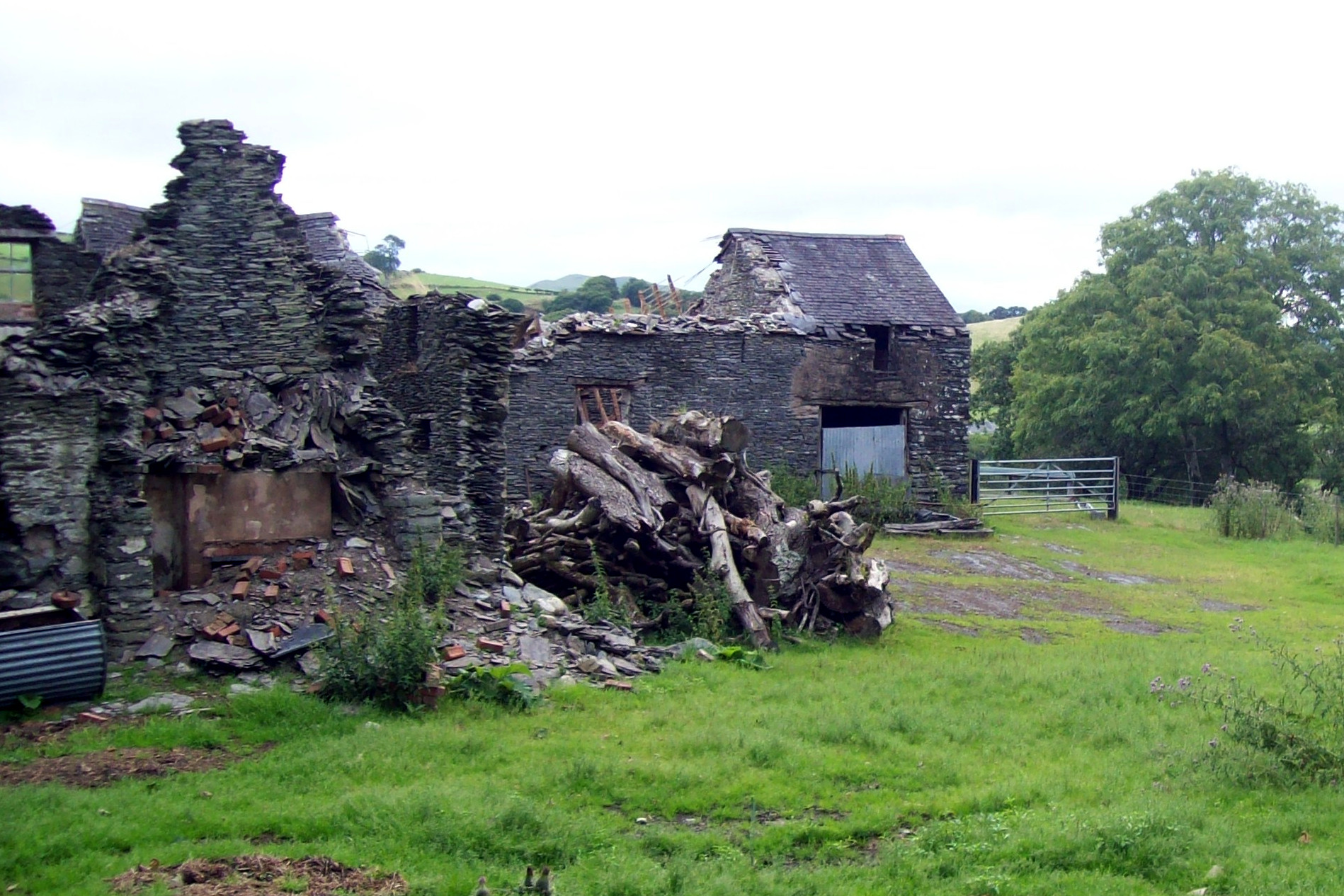 an old building that has been destroyed into the ground