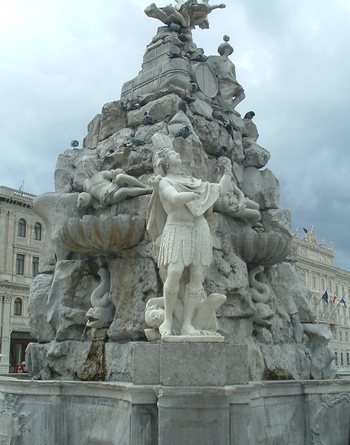 the statue has many sculptures of different people around it