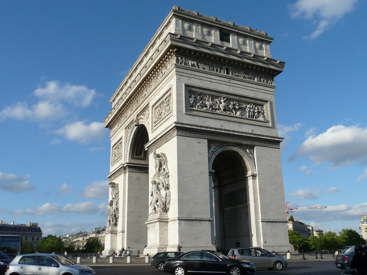 a traffic jam passes by the arc de trioe on a nice day