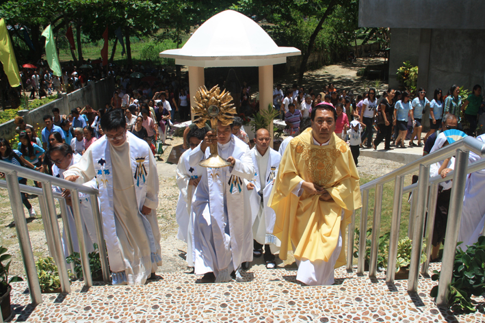 a group of people dressed in white standing next to each other
