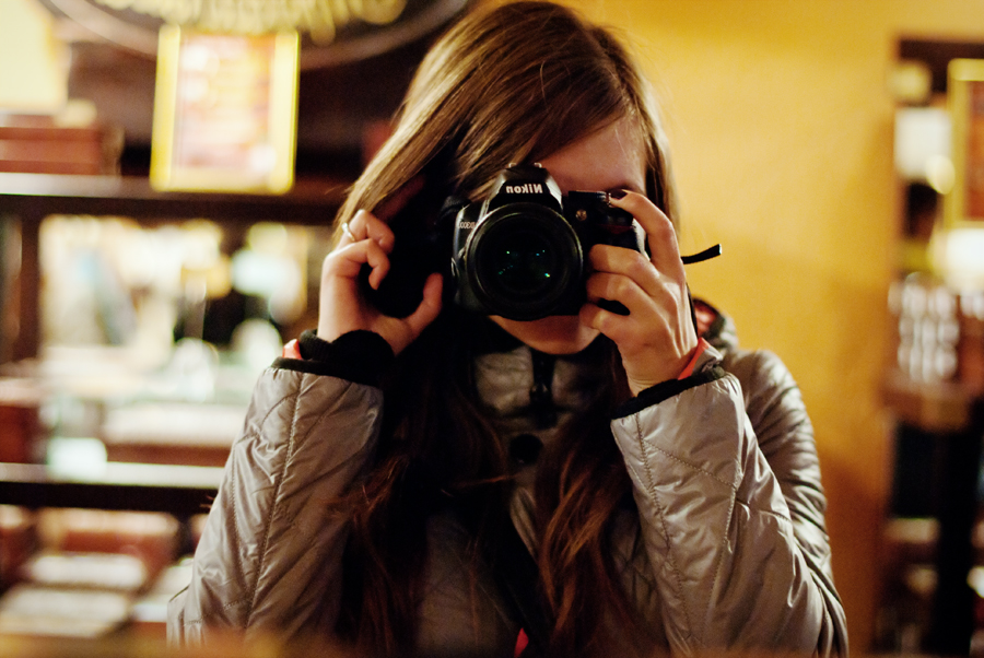 the woman is taking a po with her camera