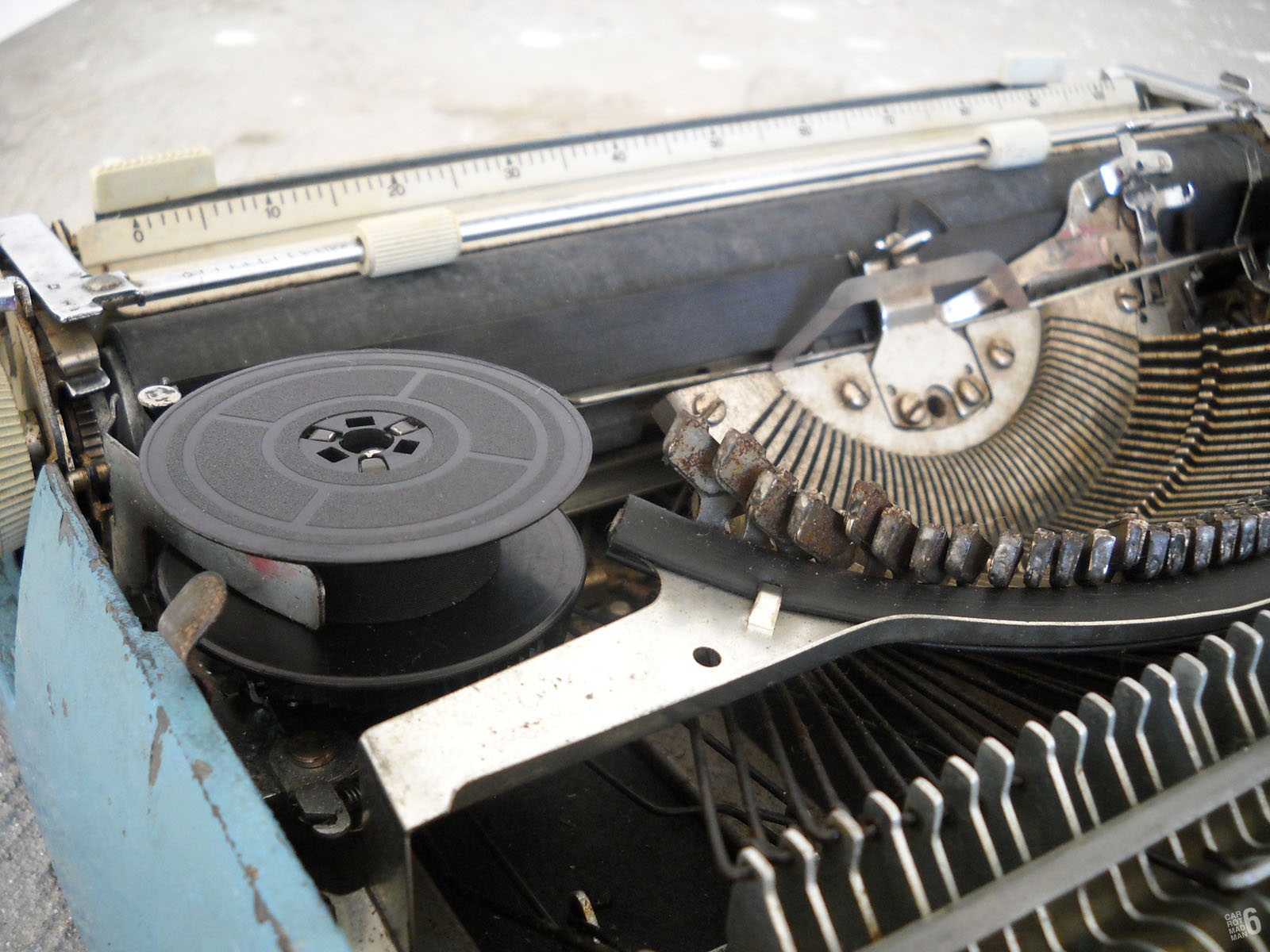 an old fashioned looking typewriter sitting on the ground