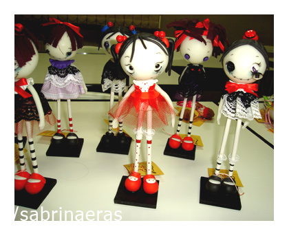 many small plastic dolls are lined up together
